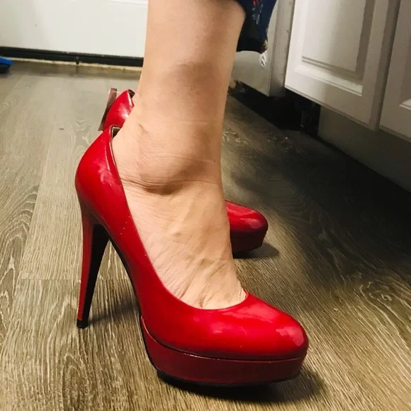 COPY - Red G by Guess Red patent leather platform pumps size 9.5.M .used good c… - Picture 5 of 17